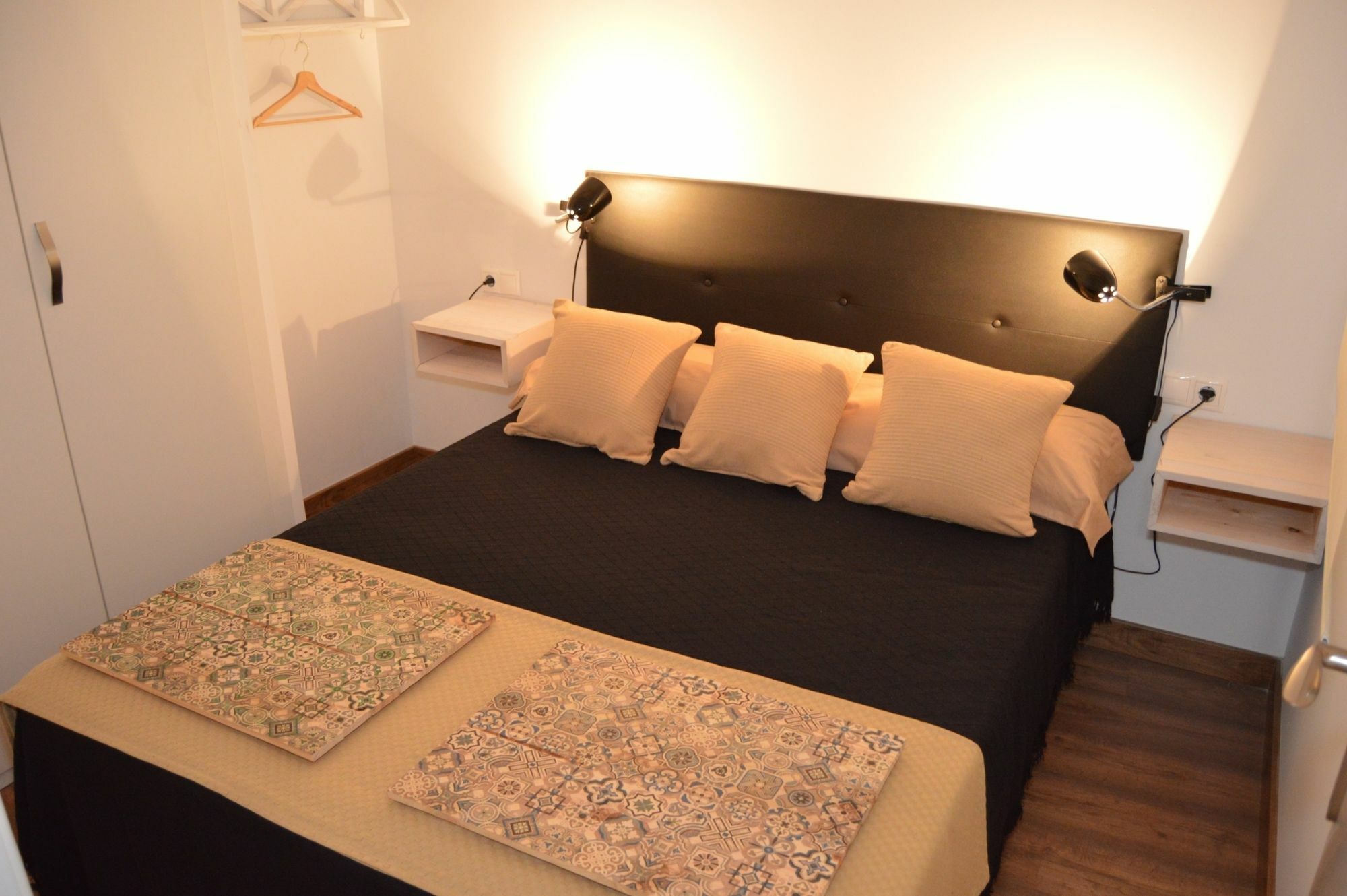 Tarragona Suites Mediona ภายนอก รูปภาพ
