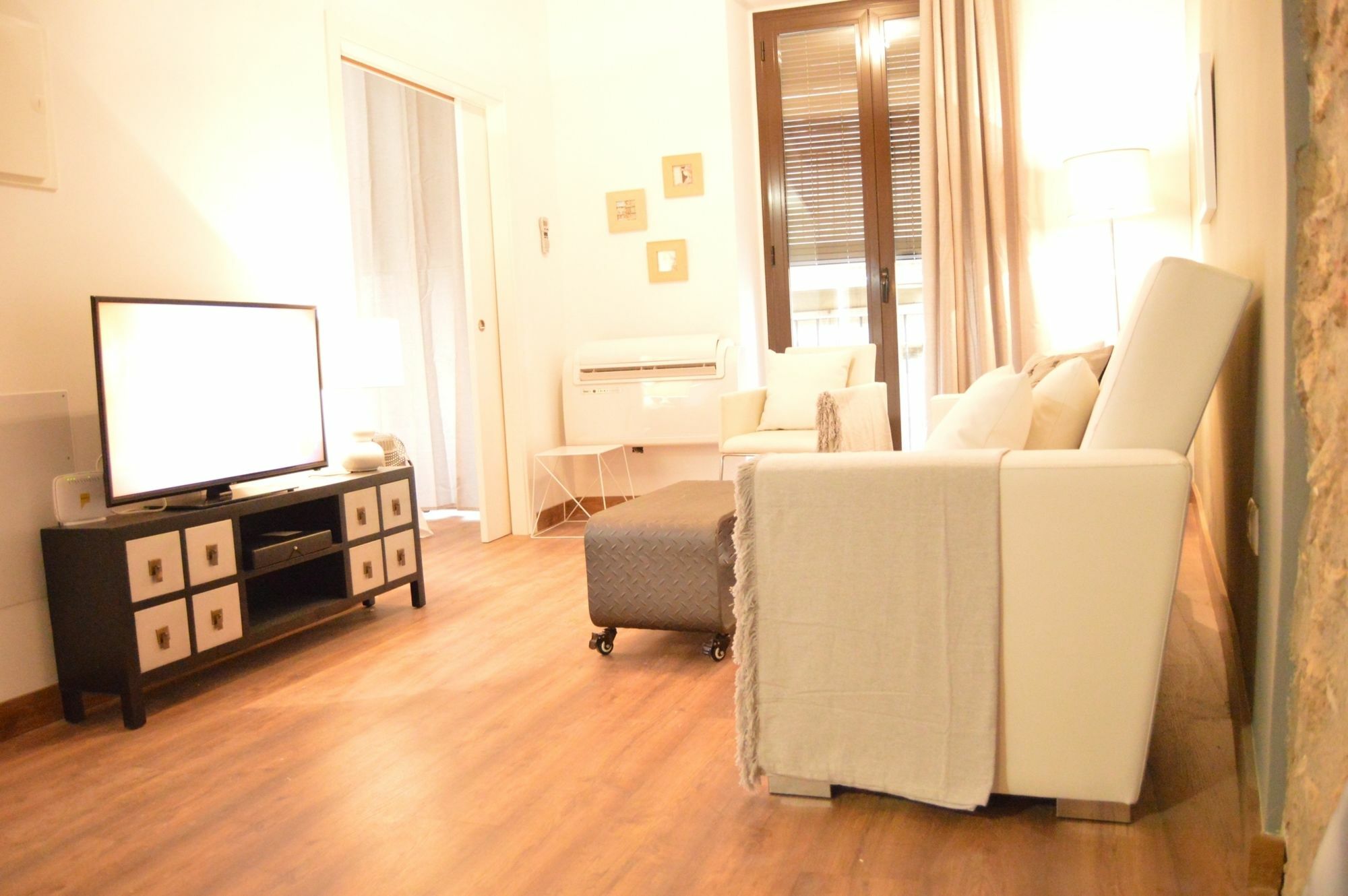 Tarragona Suites Mediona ภายนอก รูปภาพ