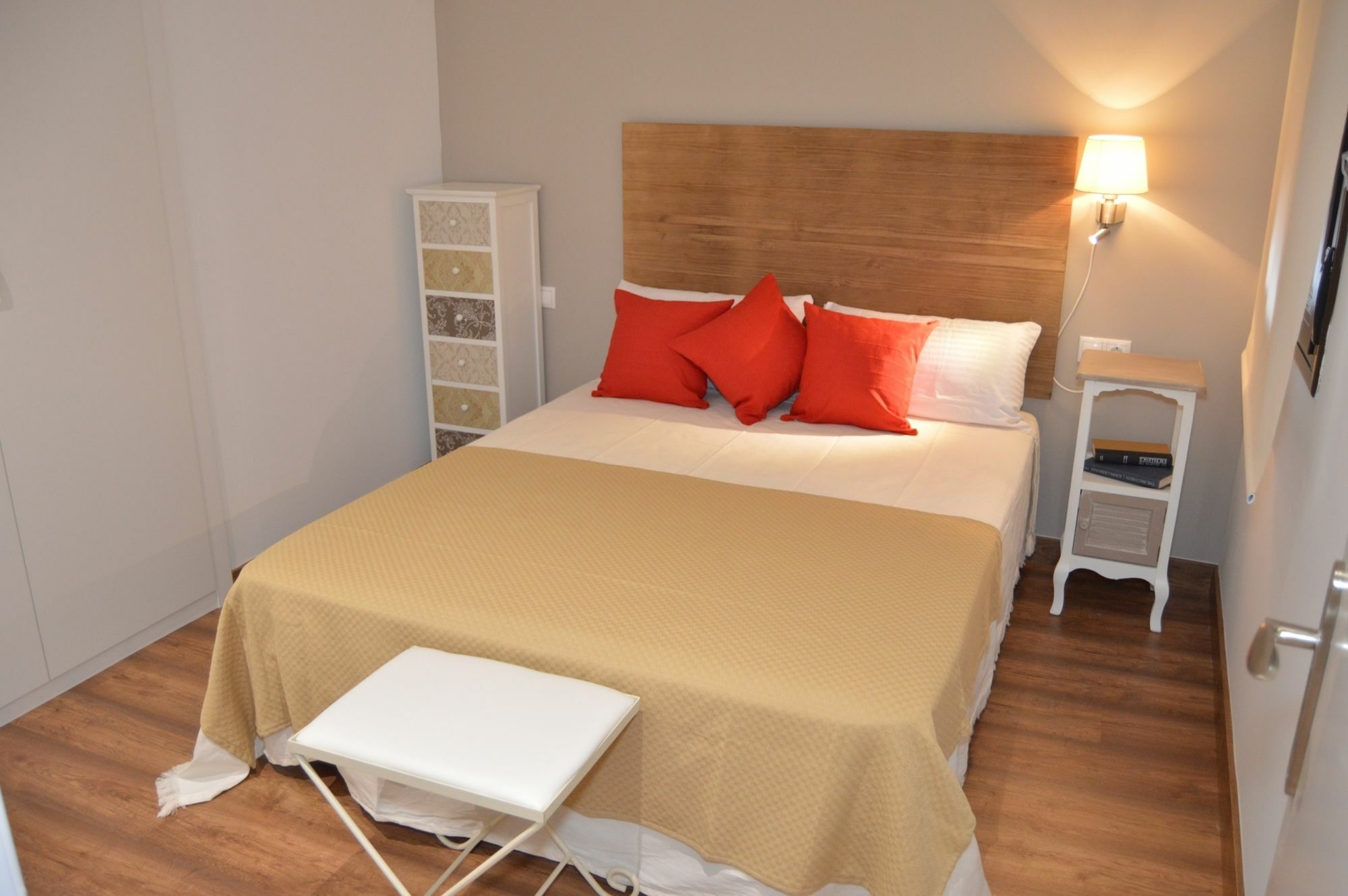 Tarragona Suites Mediona ภายนอก รูปภาพ